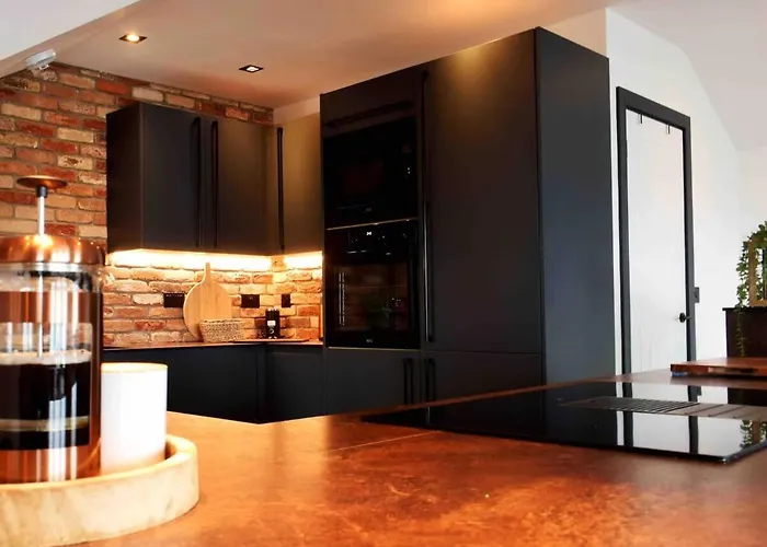 Stunning Waterfront Apartment With Spectacular Views & Parking At \'Captains Loft\'