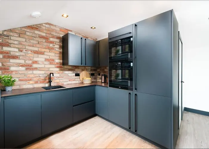 Stunning Waterfront Apartment With Spectacular Views & Parking At \'Captains Loft\'