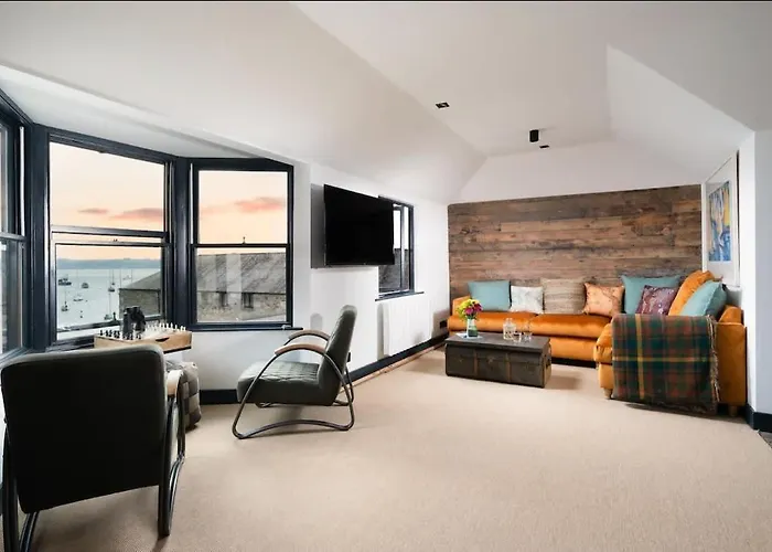 Stunning Waterfront Apartment With Spectacular Views & Parking At \'Captains Loft\'
