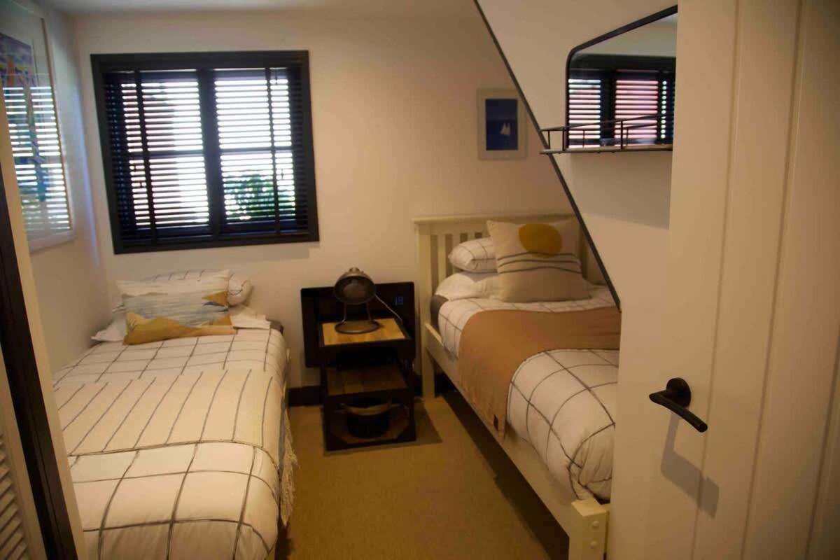 Stunning Waterfront With Spectacular Views & Parking At 'captains Loft' *