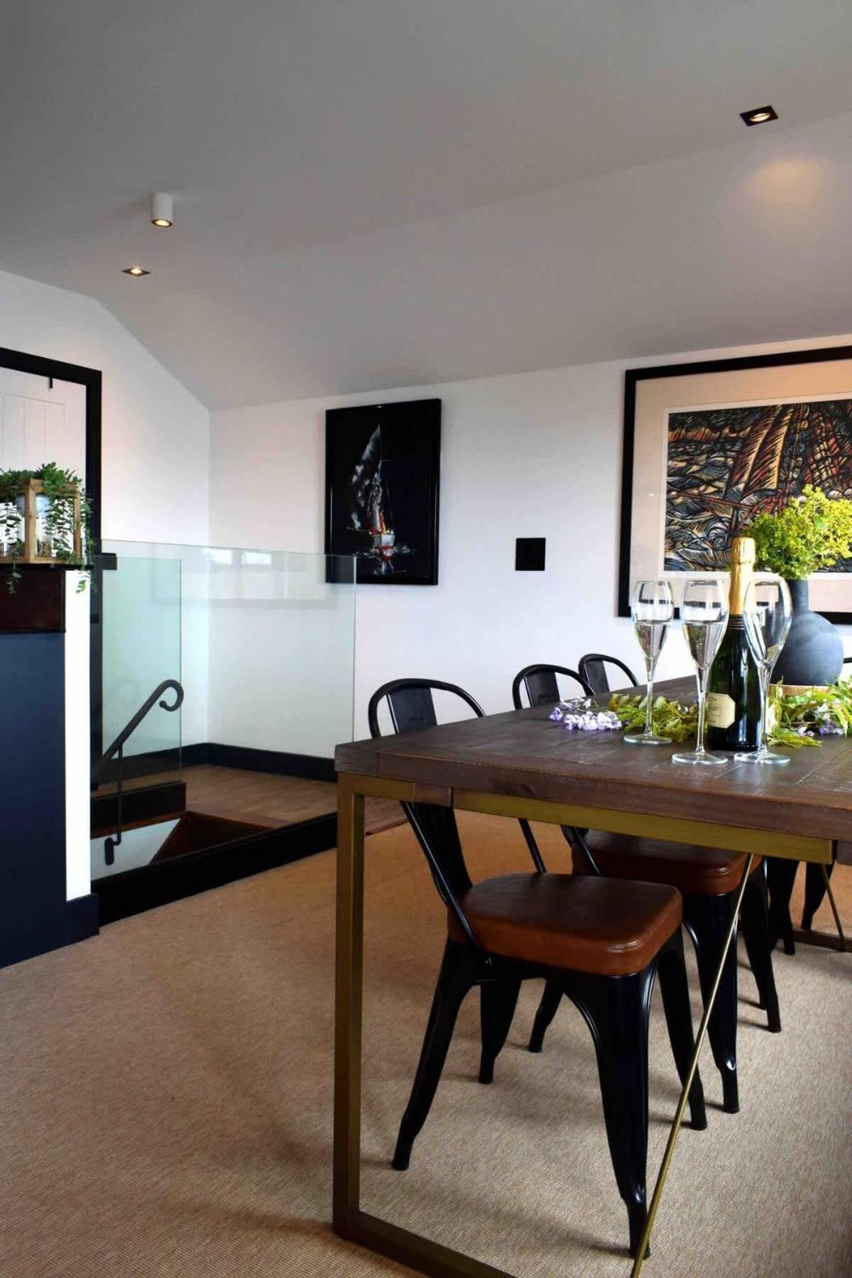 Stunning Waterfront With Spectacular Views & Parking At 'captains Loft'