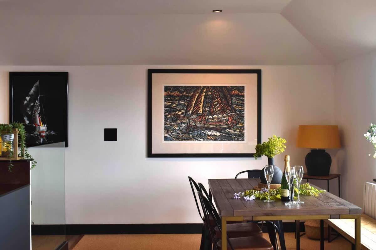 Stunning Waterfront With Spectacular Views & Parking At 'captains Loft' *