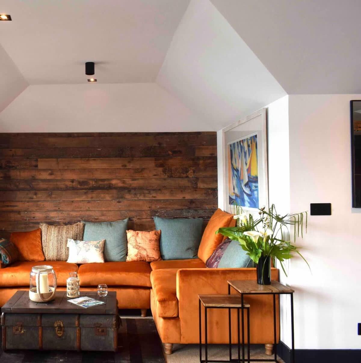 Stunning Waterfront With Spectacular Views & Parking At 'captains Loft'