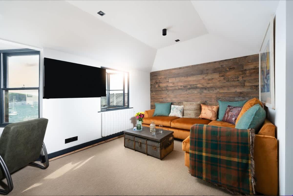 Stunning Waterfront With Spectacular Views & Parking At 'captains Loft' Falmouth