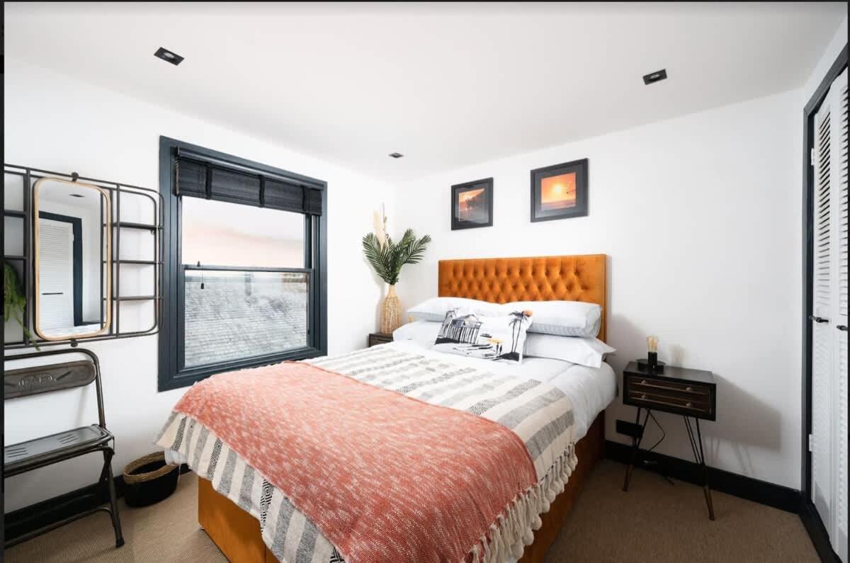 Holiday home Stunning Waterfront With Spectacular Views & Parking At 'captains Loft'