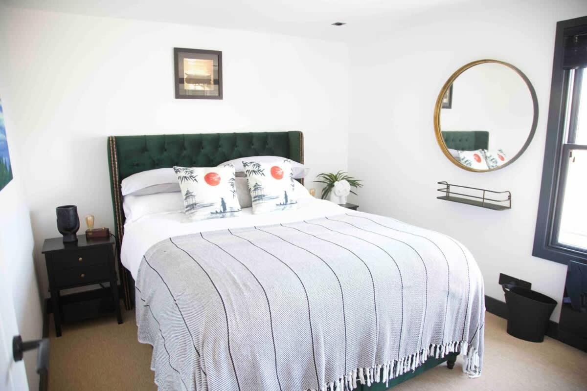 Holiday home Stunning Waterfront With Spectacular Views & Parking At 'captains Loft' *