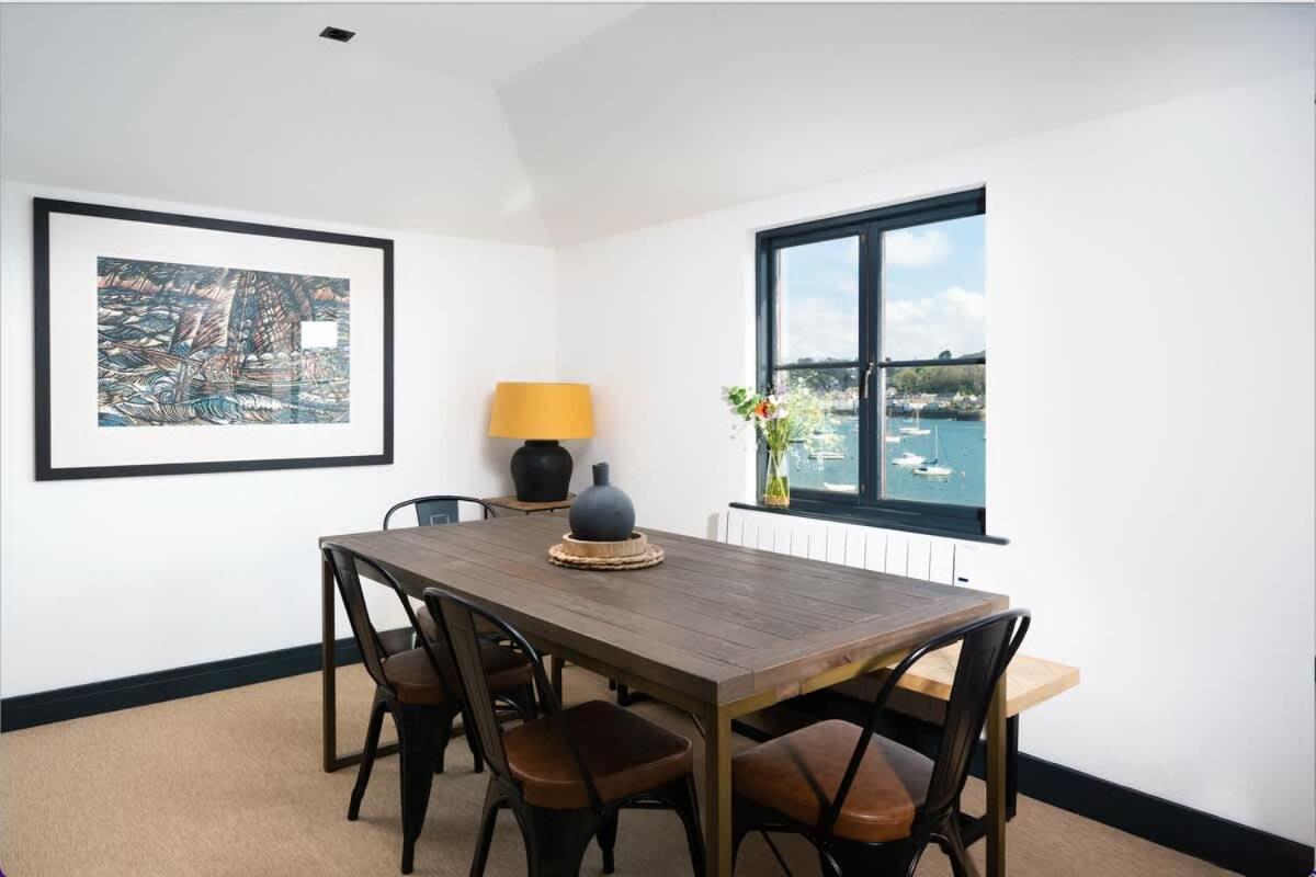 Stunning Waterfront With Spectacular Views & Parking At 'captains Loft' *