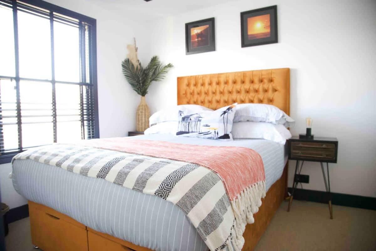 Stunning Waterfront With Spectacular Views & Parking At 'captains Loft'